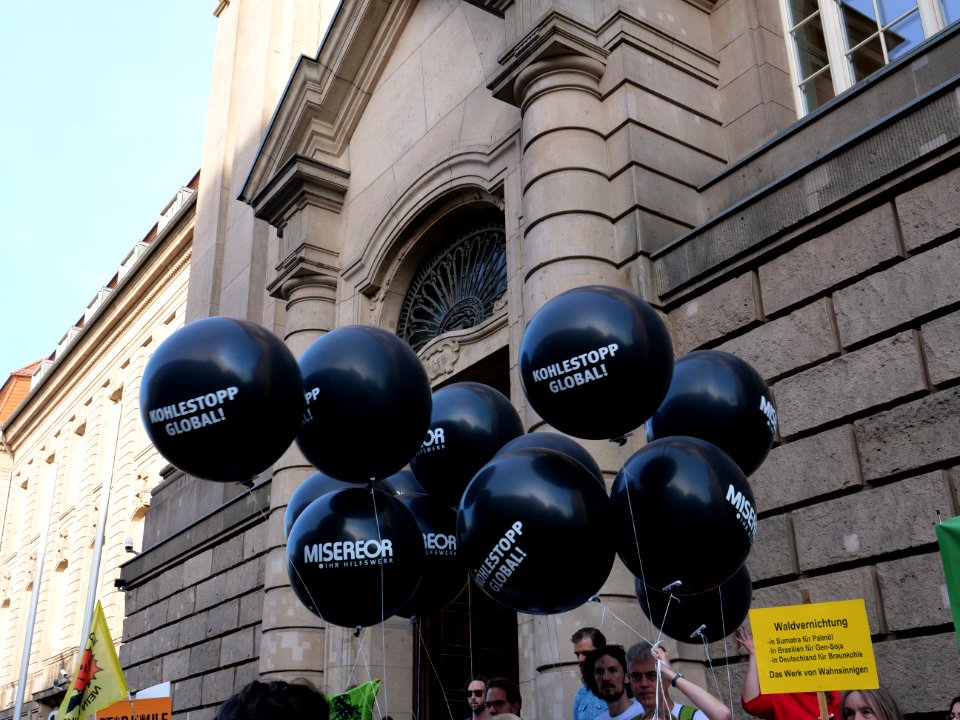 Protest at "Coal Commission" meeting 07