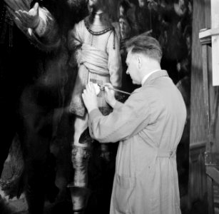 Restaurator HH Mertens van het Rijksmuseum bezig met de Nachtwacht van Rembran, Bestanddeelnr 254-2351