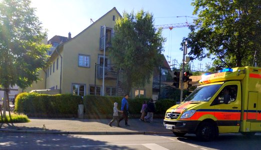 Rettungswagen des ASB in Tübingen bei einem Einsatz mit Sondersignal