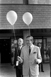 Prins Claus onthult gedenksteen pompstation Doetinchem, het Dr. Van Heek Pompsta, Bestanddeelnr 922-8179