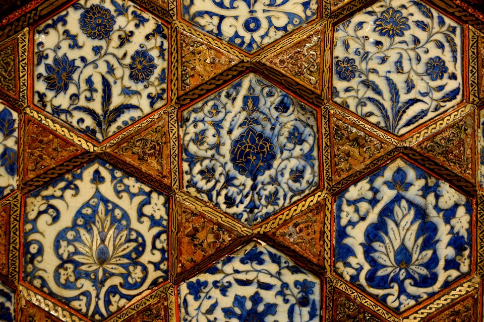 Revetment tiles, Syria, 15th century AD, with French frame from 20th century AD, underglaze-painted fritware, view 2 - Aga Khan Museum - Toronto, Canada - DSC06559