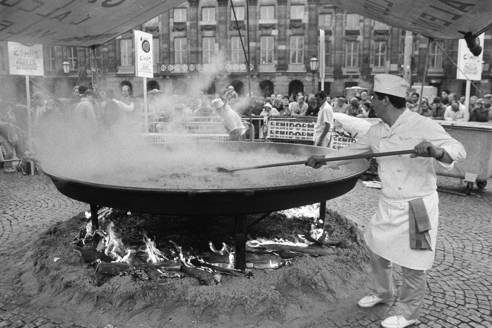 Reusachtige Paella op Dam in Amsterdam ter gelegenheid van Spanje-manifestatie, Bestanddeelnr 933-8149