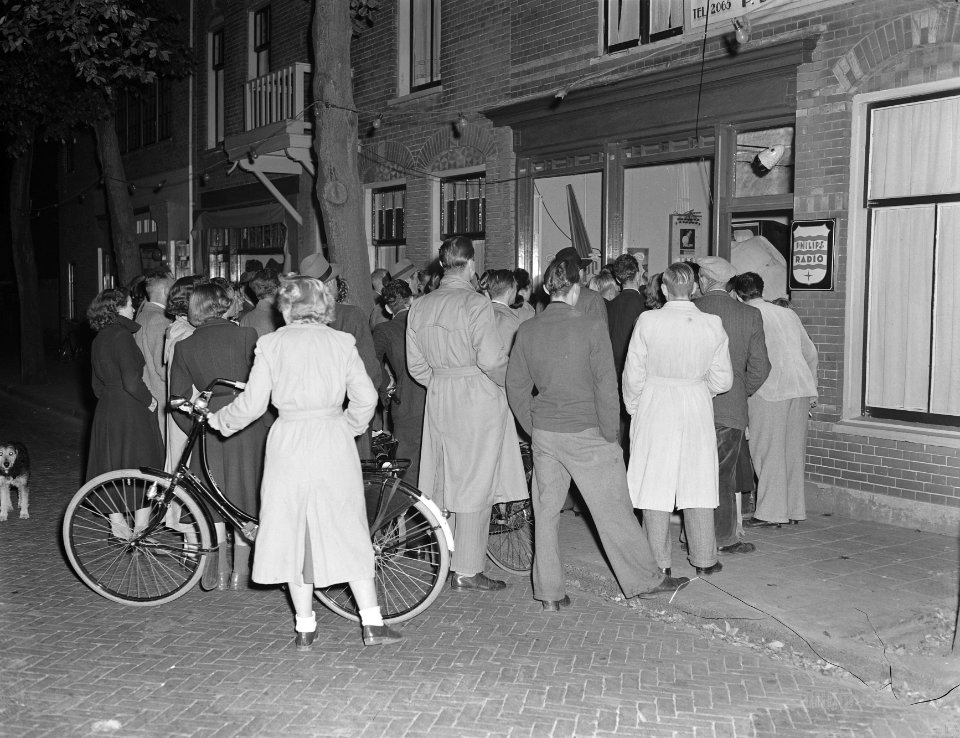 Publiek kijkt naar televisie in een etalage te Zandvoort, Bestanddeelnr 904-8017