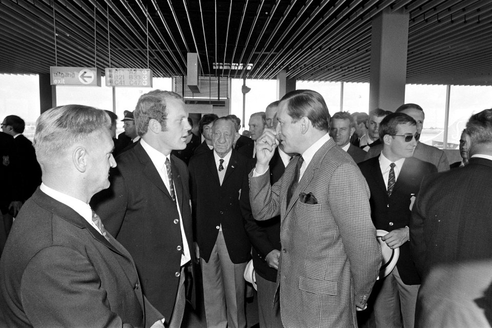 Prins Claus is in gesprek met een lid van de olympische ploeg, Bestanddeelnr 921-6994