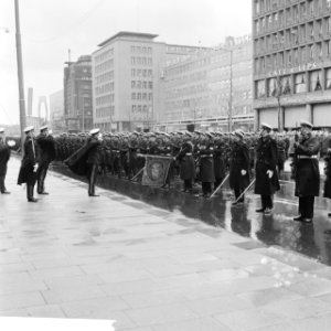 Prins Bernhard tijdens het afnemen van de parade van het Korps Mariniers voor he, Bestanddeelnr 918-5593