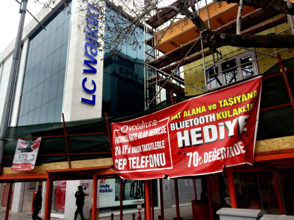 Restorasyon altında Zafer Meydanı 01