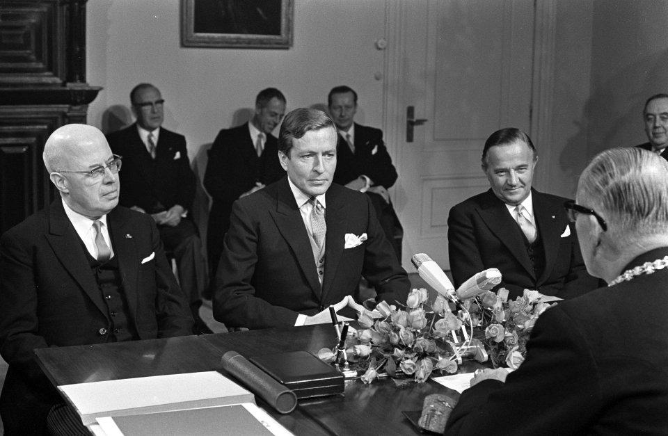 Prins Claus, met naast zich premier De Jong, tijdens een toespraak van burgemees, Bestanddeelnr 921-7221