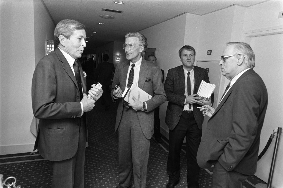 Prins Claus (l) i.g.m. Jan Blokker (r) en Harry Mulisch (m) tijdens overhandigin, Bestanddeelnr 933-9717