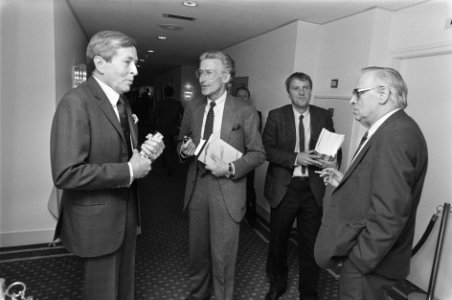 Prins Claus (l) i.g.m. Jan Blokker (r) en Harry Mulisch (m) tijdens overhandigin, Bestanddeelnr 933-9717