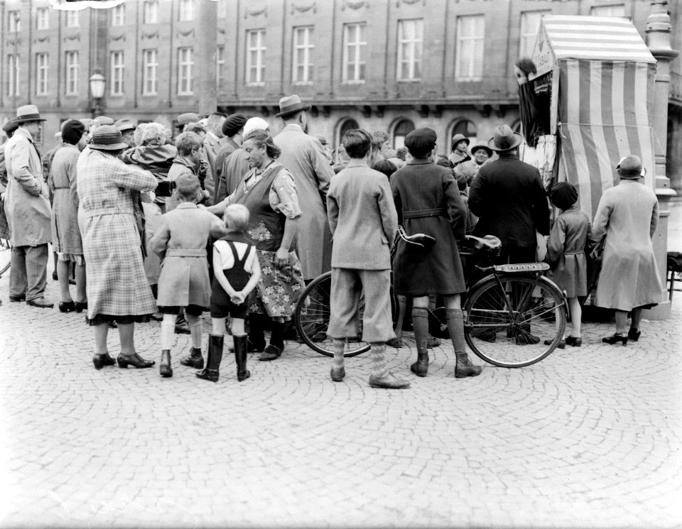 Publiek kijkt naar de poppenkast van JA Cabalt op de Dam in Amsterdam, Bestanddeelnr 252-0658