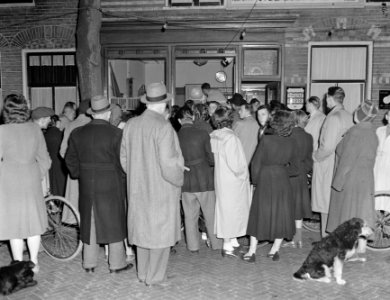 Publiek kijkt naar televisie in een etalage te Zandvoort, Bestanddeelnr 904-8018