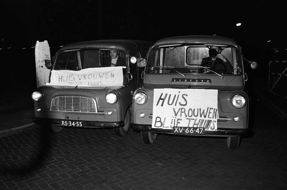 PTT-bestellers demonstreren in Amsterdam tegen hulpkracht leuzen op autos, Bestanddeelnr 924-0943