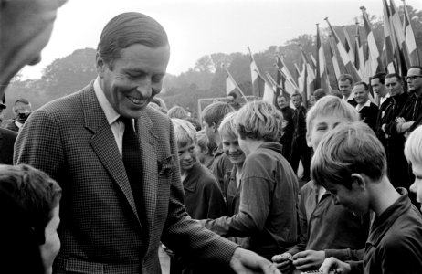 Prins Claus biedt mr. Klaasesz , voorzitter Prinses Beatrix Fonds een cheque aan, Bestanddeelnr 922-8402