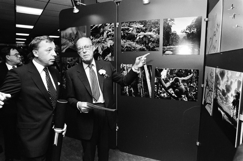 Prins Bernhard tijdens de rondgang over de tentoonstelling, Bestanddeelnr 930-2132