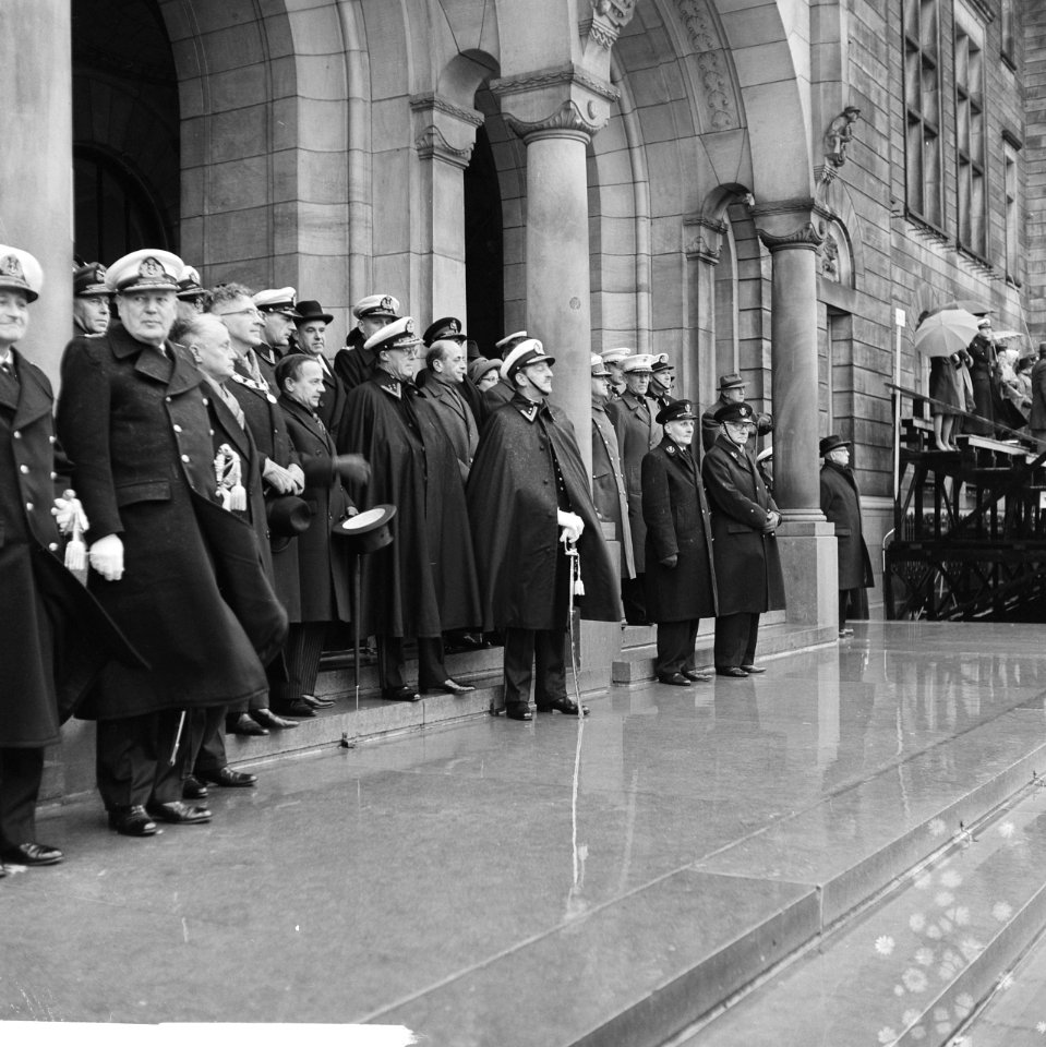 Prins Bernhard tijdens het afnemen van de parade van het Korps Mariniers voor st, Bestanddeelnr 918-5597