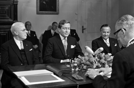 Prins Claus, met naast zich dr Beel (links) en premier De Jong, tijdens een toes, Bestanddeelnr 921-7220