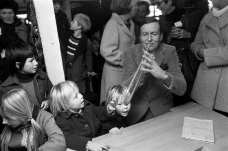 Prins Claus maakt een grapje bij het figuurzagen, Johan Friso en Constantijn kij, Bestanddeelnr 926-8334