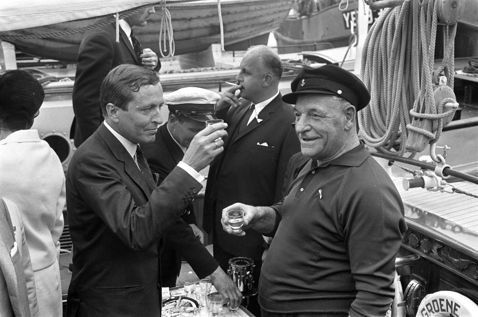 Prins Claus drinkt een borreltje met schipper Koster, Bestanddeelnr 920-4862