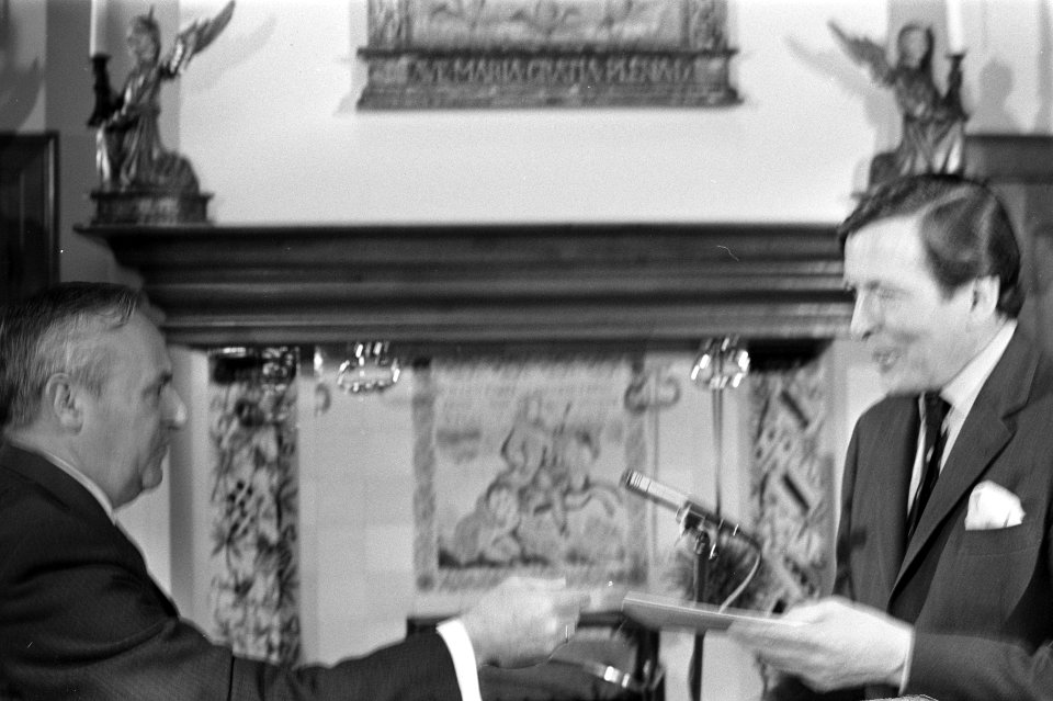Prins Claus krijgt op Drakensteyn eerste kinderpostzegel van de Directeur-Genera, Bestanddeelnr 926-0071