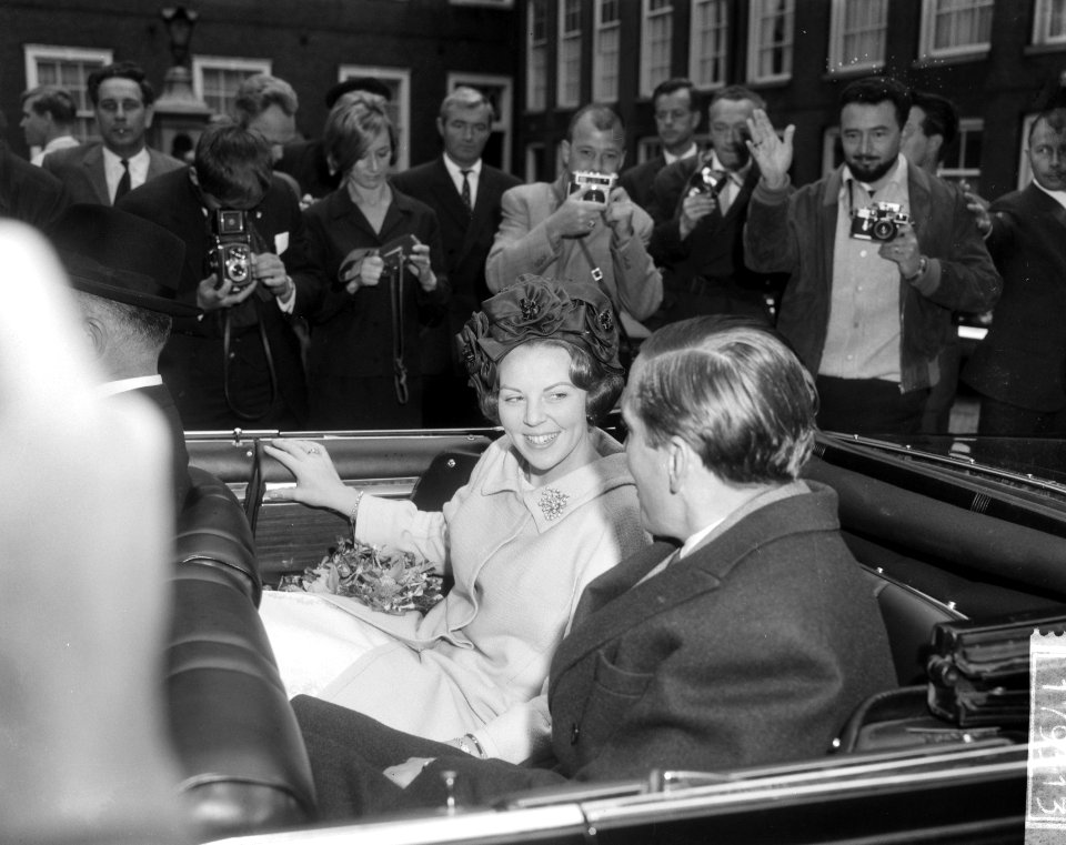 Prinses Beatrix en Claus bezoeken Amsterdam, Prinses Beatrix en Claus in de auto, Bestanddeelnr 917-9313