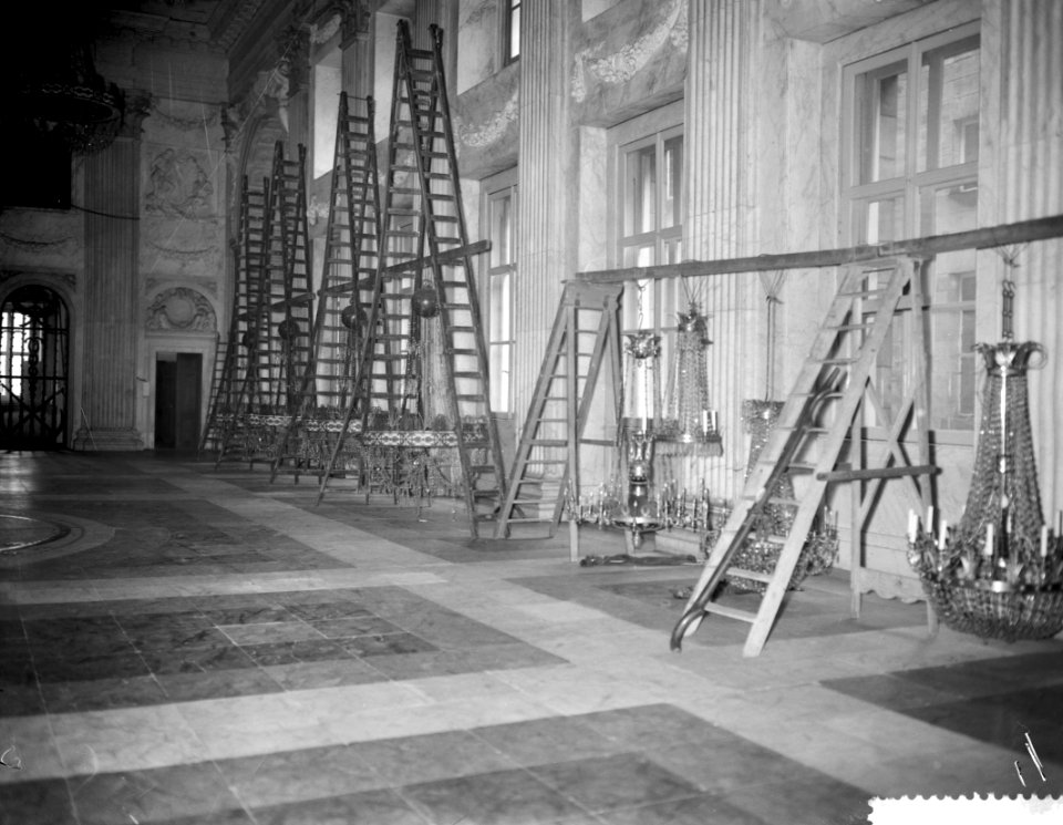 Restauratie Koninklijk Paleis te Amsterdam, kroonluchter in de burgerzaal worden, Bestanddeelnr 911-1512