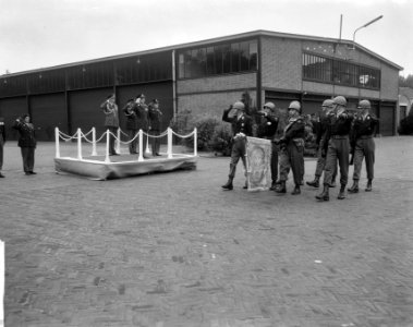 Prins Bernhard reikt vaandel uit aan Garde Regiment Fuseliers Prinses Irene te S, Bestanddeelnr 917-9372