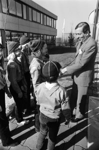 Prins Claus heeft in Leusden een werkbezoek gebracht aan Scouting Nederland, Prins Claus werd binnengeleid door padvinders, Bestanddeelnr 931-3989