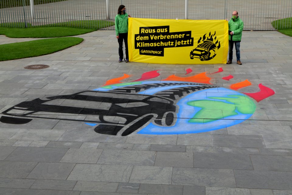 Protest at Autogipfel in Berlin 2020-09-08 Greenpeace painting 61