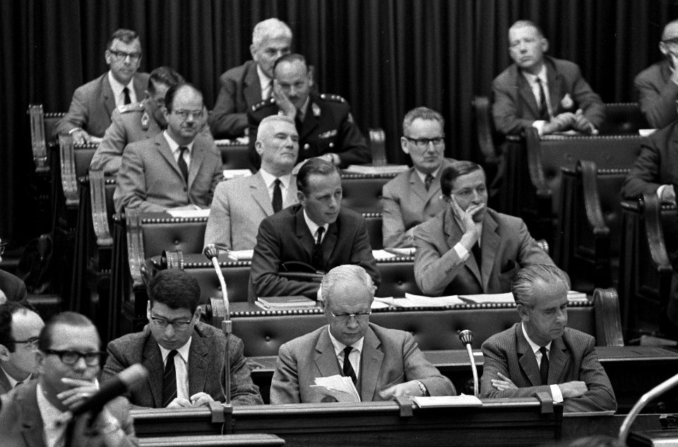 Prins Claus bij commissievergadering RO in Tweede Kamer Prins Claus in Tweede Ka, Bestanddeelnr 920-6230