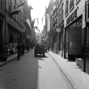Prins Bernhard rijdt door een winkelstraat (Deventer), Bestanddeelnr 900-2513