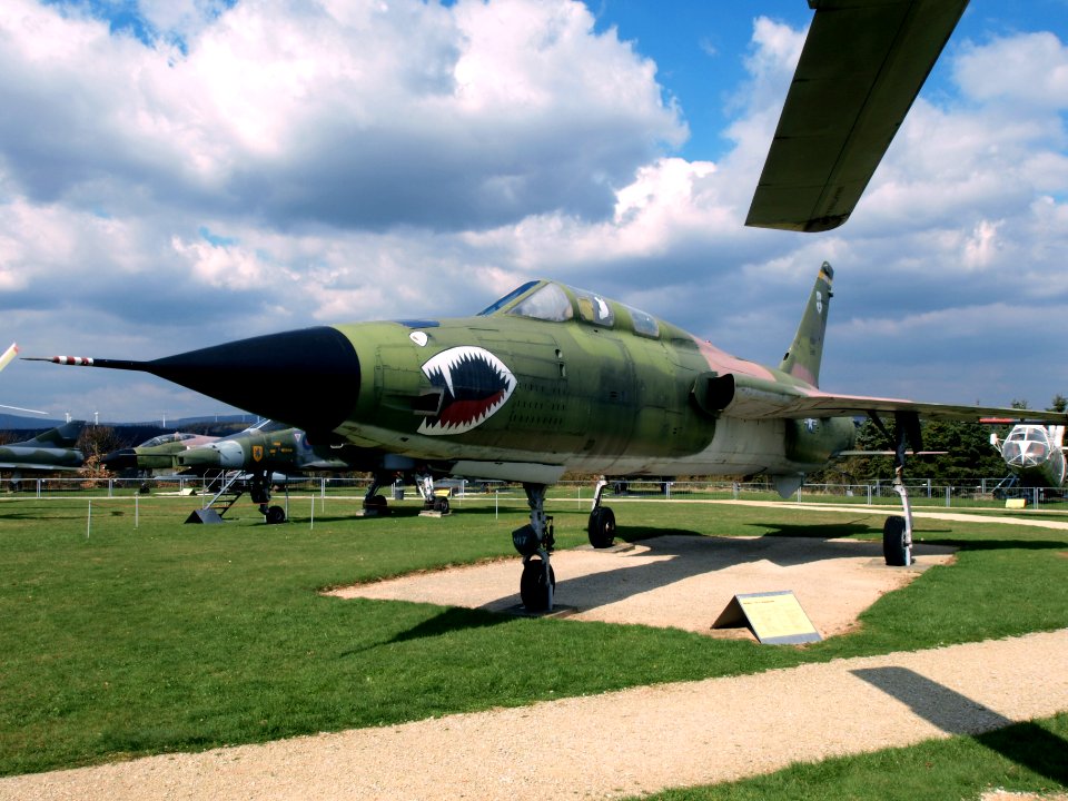 Republic F-105 Thunderchief USAF 24417 pic3