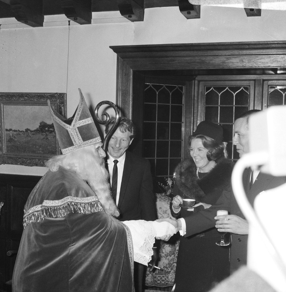 Prinses Beatrix, prins Claus, Danny Kaye en Sinterklaas na afloop van de Unicef , Bestanddeelnr 919-8137