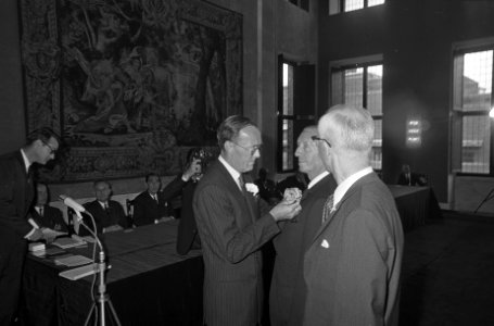 Prins Bernhard reikte zilveren anjers uit op Paleis op de Dam . Dhr. B. W. Siemo, Bestanddeelnr 921-4537