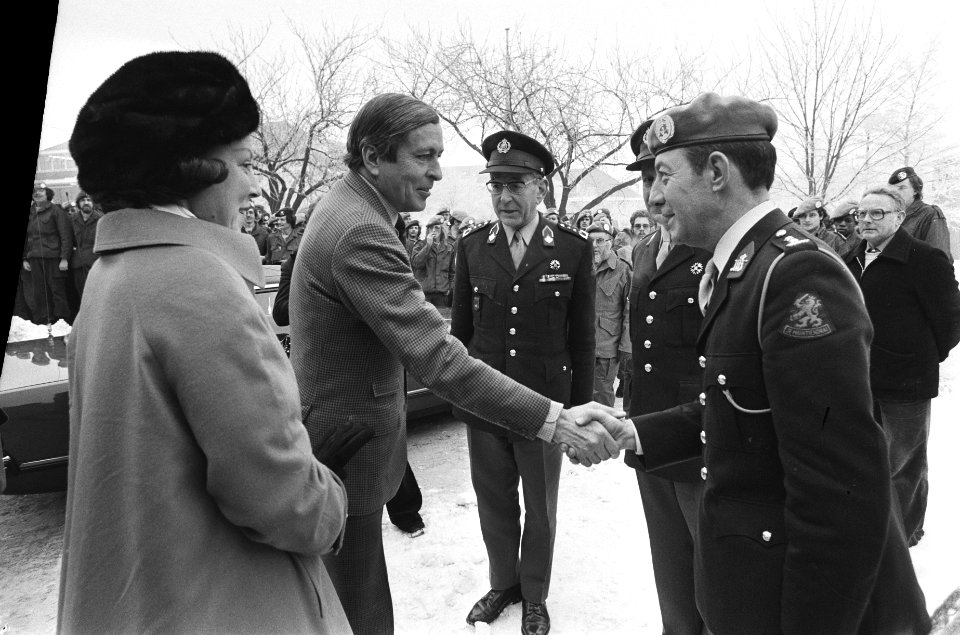 Prinses Beatrix en prins Claus begroeten enige oficieren, Bestanddeelnr 930-1322