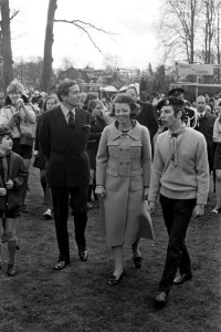 Prins Claus en prinses Beatrix met een deelnemer aan het defilé, Bestanddeelnr 923-4870