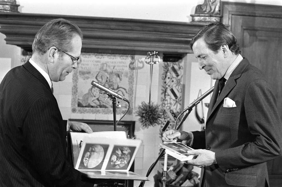 Prins Claus krijgt op Drakensteyn eerste kinderpostzegel van de Directeur-Genera, Bestanddeelnr 926-0072
