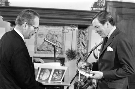 Prins Claus krijgt op Drakensteyn eerste kinderpostzegel van de Directeur-Genera, Bestanddeelnr 926-0072