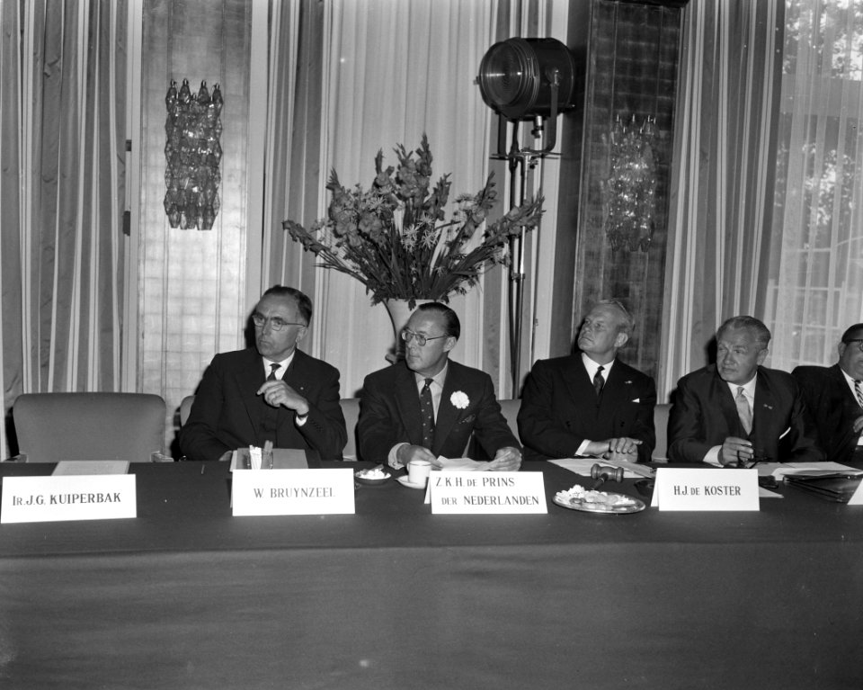 Prins Bernhard , ere-voorzitter Industriele Advocatenraad Suriname en Nederlands, Bestanddeelnr 914-0437