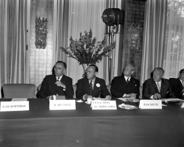 Prins Bernhard , ere-voorzitter Industriele Advocatenraad Suriname en Nederlands, Bestanddeelnr 914-0437
