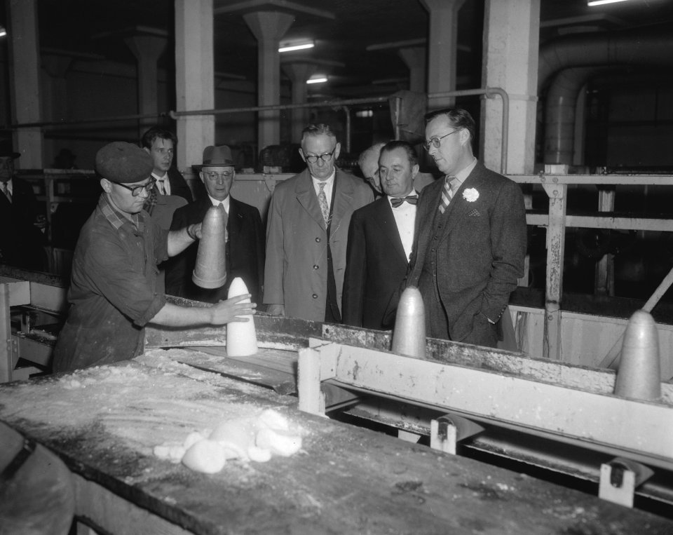 Prins Bernhard bekijkt het vervaardigen van suikerbroden, Bestanddeelnr 909-9103