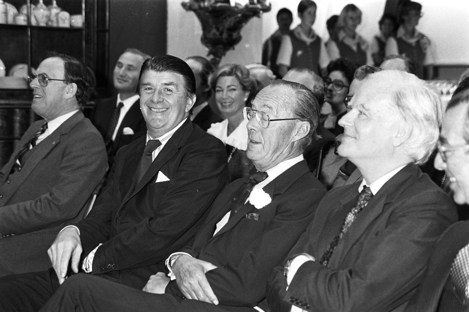 Prins Bernhard, tweede van rechts, luisterend naar toespraken, Bestanddeelnr 931-7011