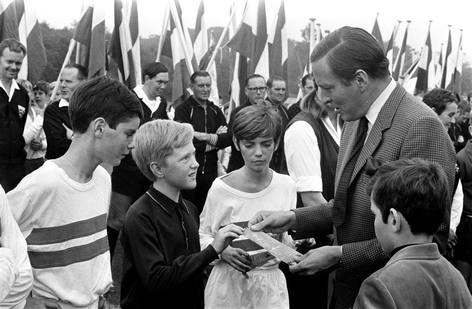 Prins Claus biedt mr. Klaasesz , voorzitter Prinses Beatrix Fonds een cheque aan, Bestanddeelnr 922-8398
