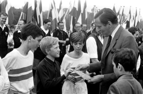 Prins Claus biedt mr. Klaasesz , voorzitter Prinses Beatrix Fonds een cheque aan, Bestanddeelnr 922-8398
