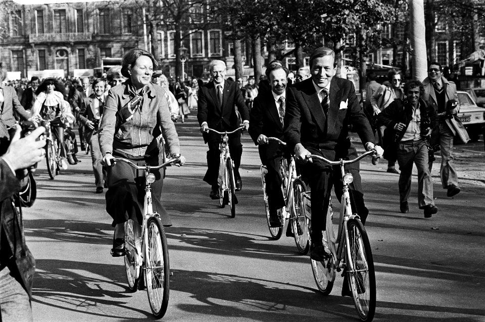 Prins Claus en staatssecretaris Smit-Kroes rijden voorop, Bestanddeelnr 930-5110