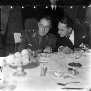 Prins Bernhard tijdens de lunch, Bestanddeelnr 900-6689