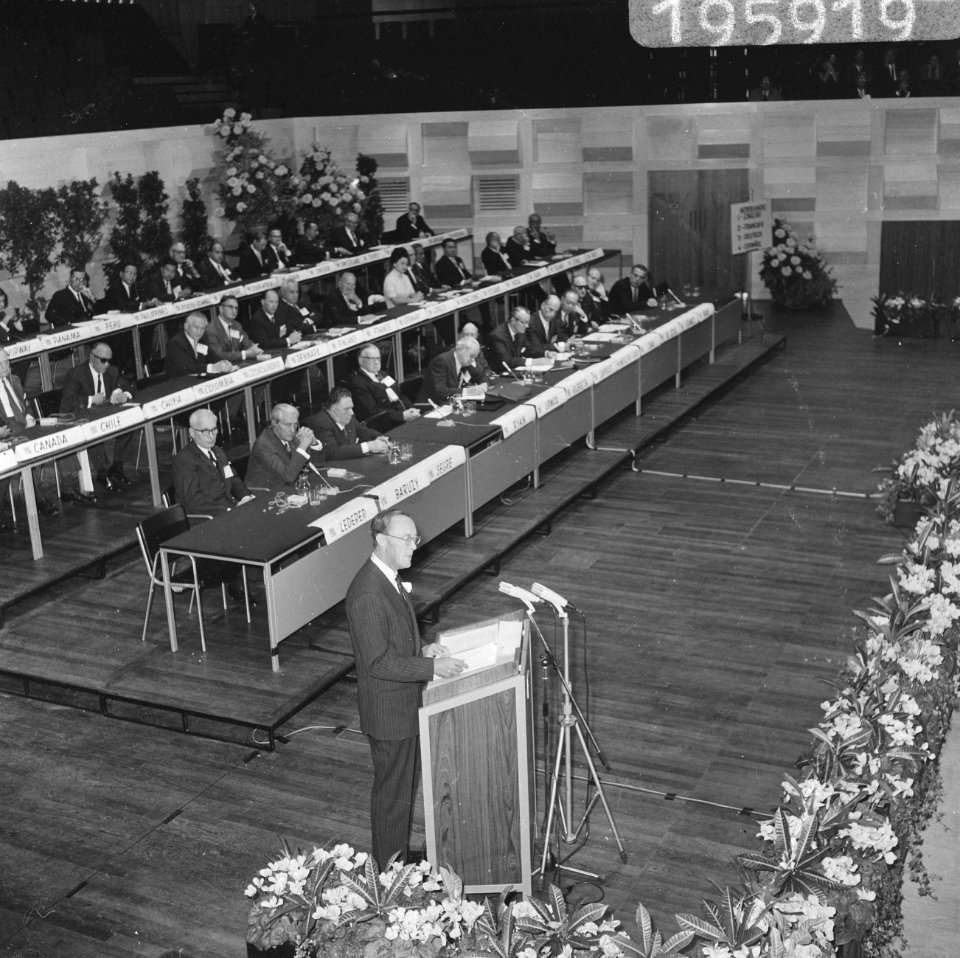 Prins Bernhard tijdens de openingsrede, Bestanddeelnr 919-5919
