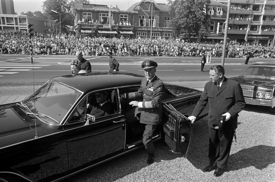 Prins Bernhard stapt uit de auto bij de Grote Kerk, gadegeslagen door rijen toes, Bestanddeelnr 921-6648