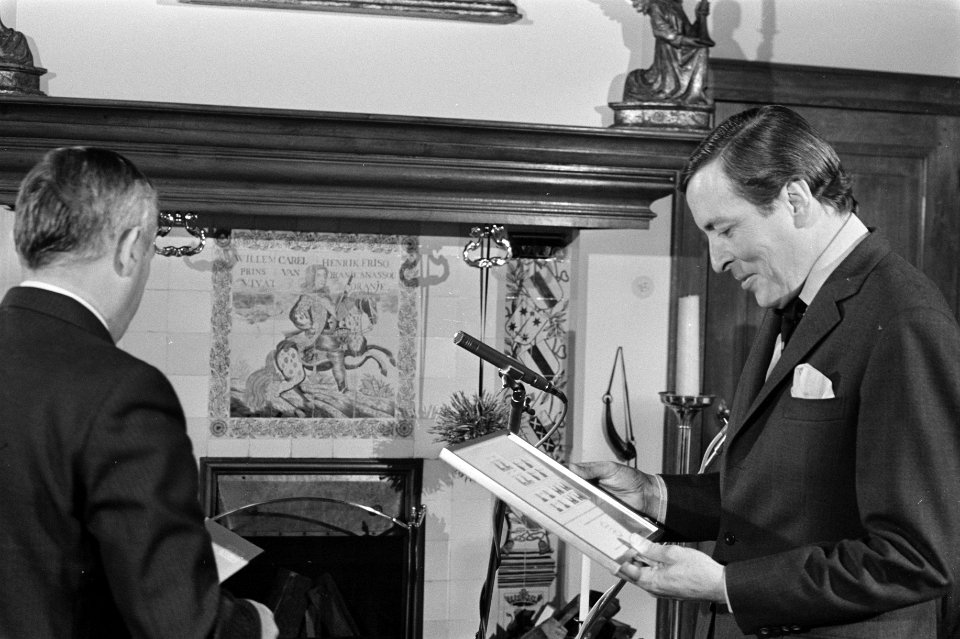 Prins Claus krijgt op Drakensteyn eerste kinderpostzegel van de Directeur-Genera, Bestanddeelnr 926-0070