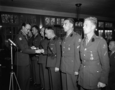 Prins Bernhard reikt prijzen uit voor de Militaire 24 uurs rit per jeep in de Ho, Bestanddeelnr 910-0205