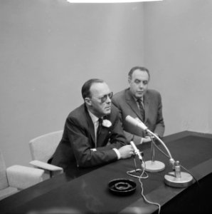 Prins Bernhard uit Amerika op Schiphol tijdens persconferentie, Bestanddeelnr 914-0116